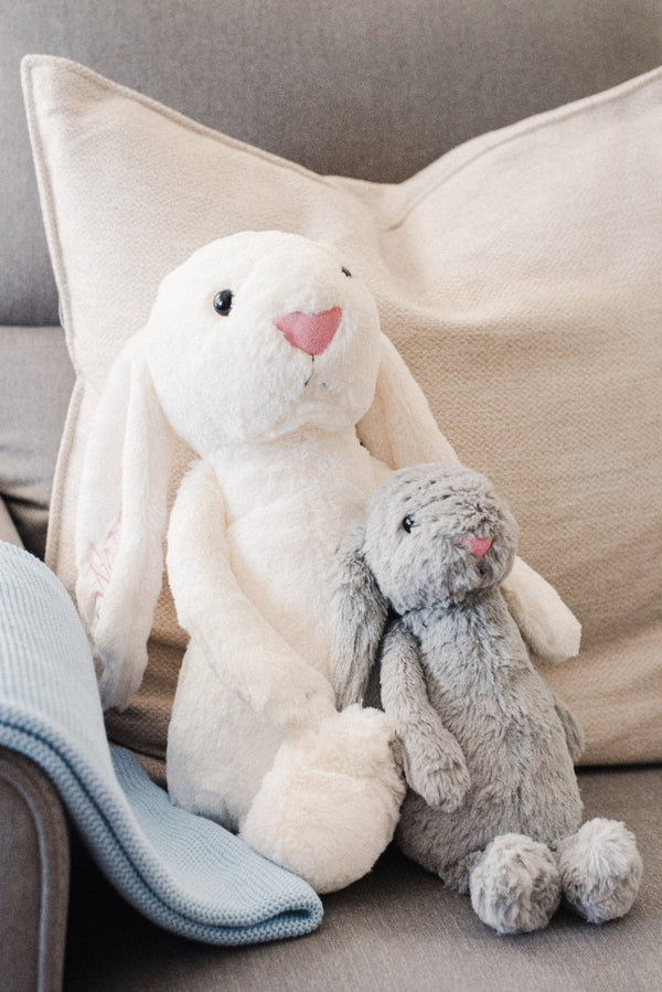 Peluches personalizados para bebes y niños, conejo de peluche color grís  con el nombre bordado en la tripita.